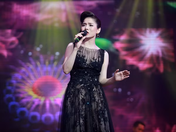 Cũng bằng giọng ấy, người con gái đất Hà thành một lần nữa thổi hồn vào những ca khúc “vàng” của một thời đình đám của Làn sóng xanh, mang đến một vẻ đẹp ý nhị khác không kém phần tinh tế trong album mới mang tên Tình khúc yêu thương.