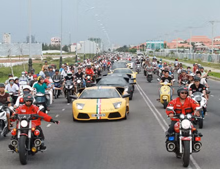 Hành trình siêu xe được tổ chức lần đầu tiên năm 2011 từng làm xôn xao dư luận. Ảnh: Bưu điện Việt Nam. Hành trình siêu xe được tổ chức lần đầu tiên năm 2011 từng làm xôn xao dư luận. Ảnh: Bưu điện Việt Nam.