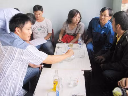 Khách hàng mua đất dự án khu dân cư Trung Nghĩa phản ánh vụ việc với báo chí. Ảnh: Người lao động Khách hàng mua đất dự án khu dân cư Trung Nghĩa phản ánh vụ việc với báo chí. Ảnh: Người lao động