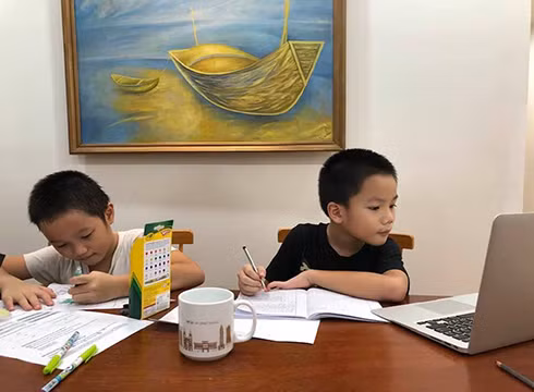 Học sinh học ở nhà qua video hướng dẫn của giáo viên (ảnh: VFIS)