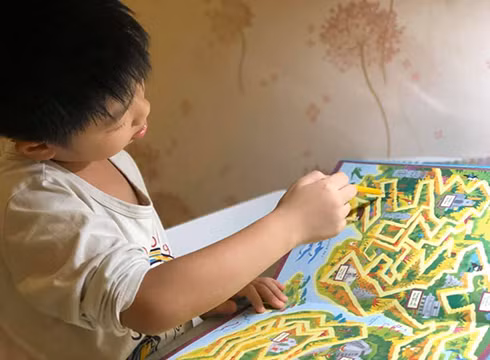 Học sinh học vẽ tranh ở nhà (ảnh: VFIS)