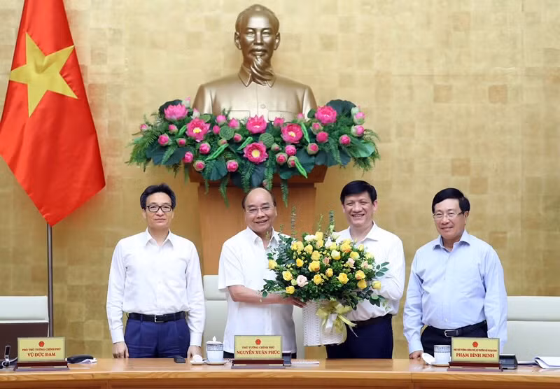 Giáo sư, Tiến sĩ Nguyễn Thanh Long nhận sự chúc mừng của Thủ tướng và các Phó Thủ tướng. Giáo sư, Tiến sĩ Nguyễn Thanh Long nhận sự chúc mừng của Thủ tướng và các Phó Thủ tướng.