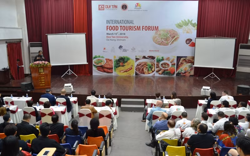 Các chuyên gia du lịch, hiệp hội đầu bếp thế giới đến chia sẻ những thông tin về "du lịch ẩm thực". Ảnh: AN