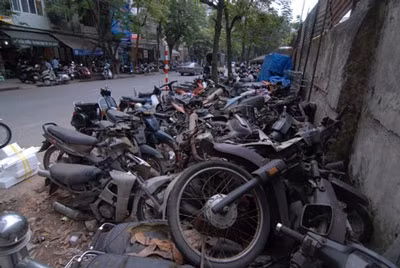 Theo chị Nguyễn Thị Tuyết Mai, nhân viên Công ty Môi trường và Đô thị Hà Nội, trực tại khu vệ sinh công cộng cạnh đó, khoảng tháng 7 năm 2011, chị thấy có chiếc xe tải chở những chiếc xe máy và để tại khu vực vỉa hè phố Phủ Doãn. Theo chị Nguyễn Thị Tuyết Mai, nhân viên Công ty Môi trường và Đô thị Hà Nội, trực tại khu vệ sinh công cộng cạnh đó, khoảng tháng 7 năm 2011, chị thấy có chiếc xe tải chở những chiếc xe máy và để tại khu vực vỉa hè phố Phủ Doãn.
