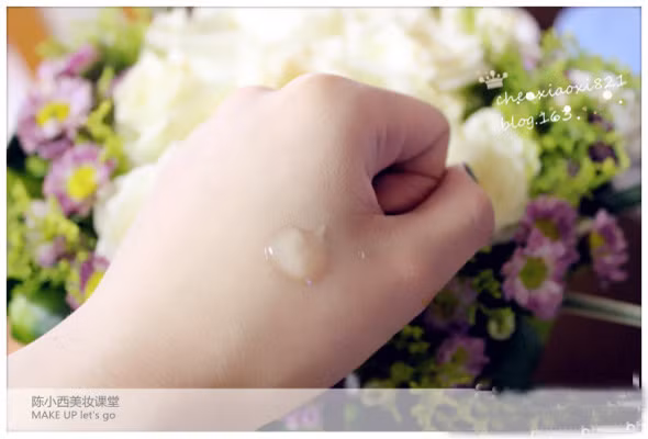 Sau đó, dùng kem dưỡng da bôi một lớp mỏng. Sau đó, dùng kem dưỡng da bôi một lớp mỏng.