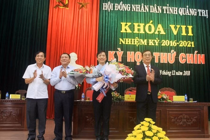 Ông Hoàng Nam nhận hoa chúc mừng tại kỳ họp thứ 9, khoá VII, HĐND tỉnh Quảng Trị. Ảnh: Laodong.vn