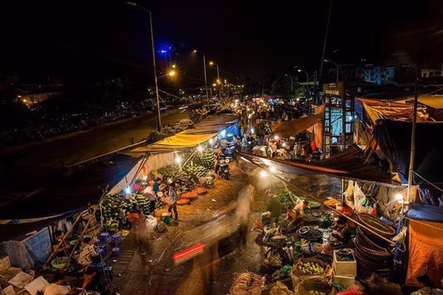 Hà Nội đang xử lý hành vi bảo kê tại chợ Long Biên. ảnh: Báo Lao động.