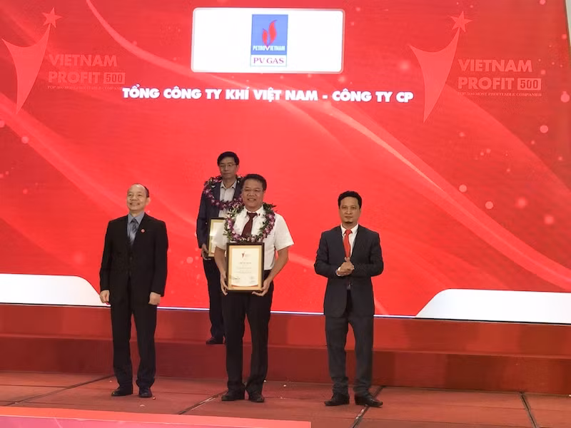 Đại diện lãnh đạo PV GAS nhận vinh danh từ Ban Tổ chức