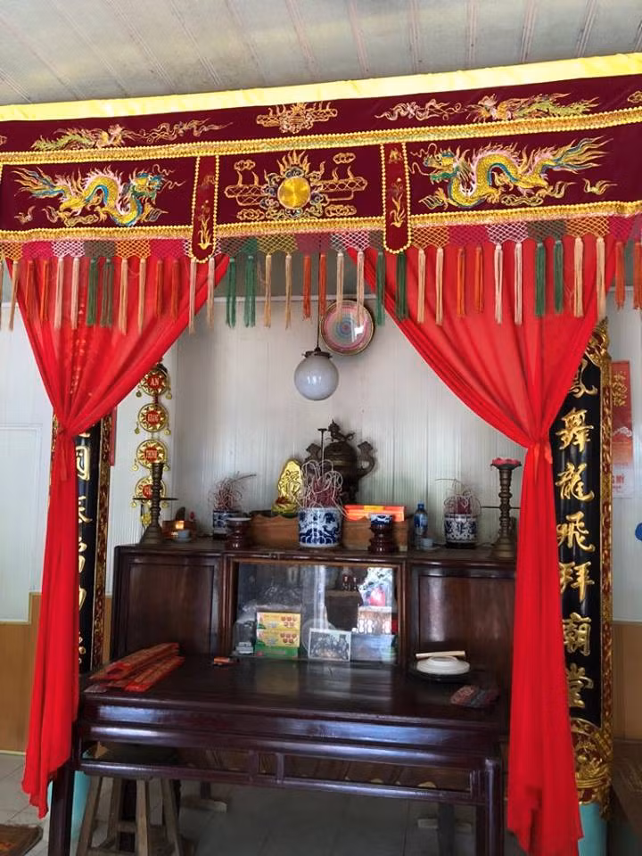 Bàn thờ tổ tiên trong nhà thờ gia đình nguyên Tổng Bí thư Đỗ Mười.