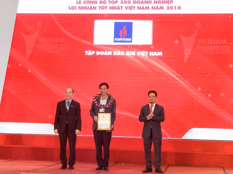 Ông Trần Quang Dũng - Uỷ viên Ban Thường vụ, Trưởng Ban Truyền thông và Văn hoá doanh nghiệp PVN đại diện lãnh đạo Tập đoàn Dầu khí Việt Nam nhận vinh danh doanh nghiệp có lợi nhuận tốt nhất Việt Nam năm 2018.