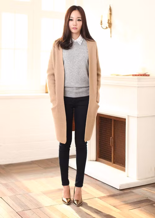 Bạn có thể lựa chọn cardigan tông đen hoặc be, đây là 2 màu rất phù hợp với phong cách cổ điển.
