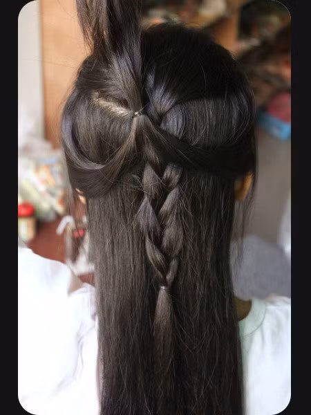 Lộn phần tóc vừa cột lại vào trong. Lộn phần tóc vừa cột lại vào trong.
