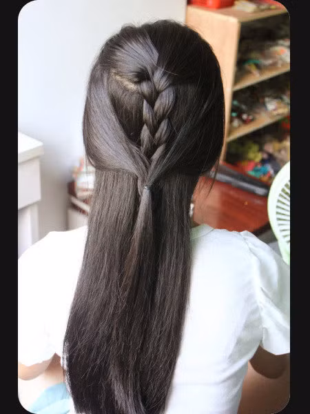 Sau đó lấy hai phần tóc hai bên cột lửng ở phía dưới. Sau đó lấy hai phần tóc hai bên cột lửng ở phía dưới.
