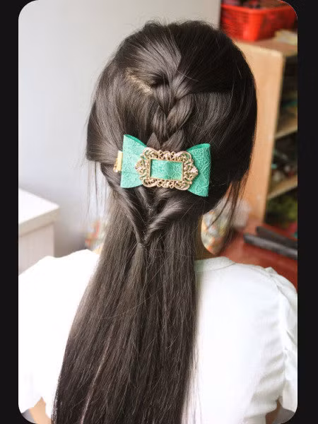 Cuối cùng chọn thêm một kiểu nơ xinh theo ý muốn để làm đẹp thêm cho kiểu tóc. Chúc bạn thành công. Cuối cùng chọn thêm một kiểu nơ xinh theo ý muốn để làm đẹp thêm cho kiểu tóc. Chúc bạn thành công.
