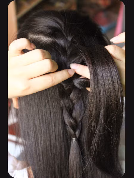 Đồng thời cũng luồn tết tóc vào sau phần tóc đó. Đồng thời cũng luồn tết tóc vào sau phần tóc đó.