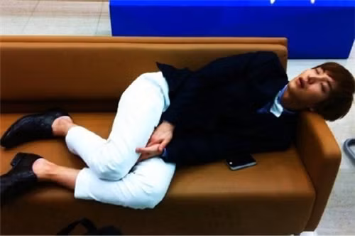 Trưởng nhóm Lee Teuk chẳng khác nào một đứa trẻ ngủ mọi lúc mọi nơi. Trưởng nhóm Lee Teuk chẳng khác nào một đứa trẻ ngủ mọi lúc mọi nơi.