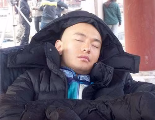 Anh chàng "Vi Tiểu Bảo" Huỳnh Hiểu Minh chống lạnh, chui vào áo ấm và ngủ quên mất! Anh chàng "Vi Tiểu Bảo" Huỳnh Hiểu Minh chống lạnh, chui vào áo ấm và ngủ quên mất!
