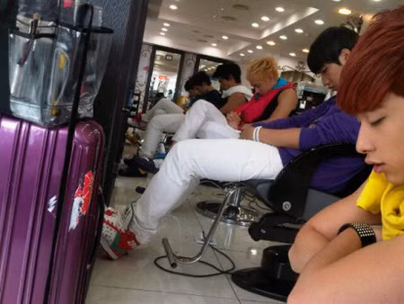 Rõ thương mấy anh chàng của 2PM, chắc là mệt quá nên làm tóc mà cũng rủ nhau tranh thủ ngủ cho được. Rõ thương mấy anh chàng của 2PM, chắc là mệt quá nên làm tóc mà cũng rủ nhau tranh thủ ngủ cho được.