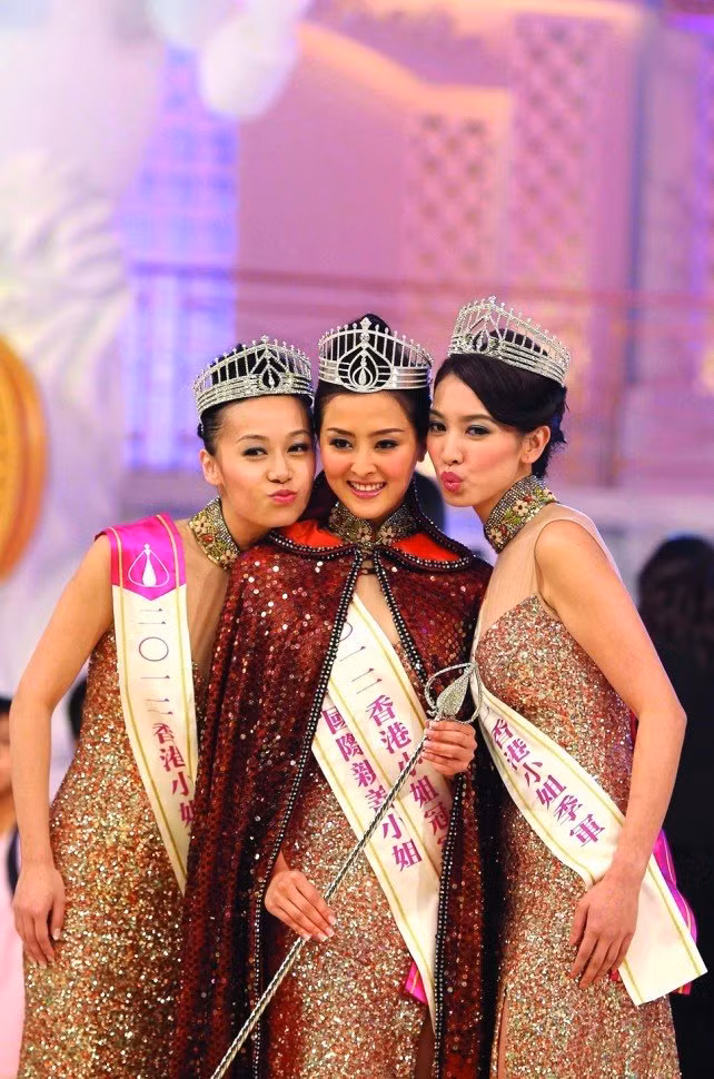 Top 3 Hoa hậu Hông Kông 2012: Huỳnh Tâm Hinh, Trương Danh Nhã, Chu Thiên Tuyết (từ trái sang). Hoa hậu Trương Danh Nhã bị mọi người chê là "nấm lùn" khi chỉ cao 1m62. Top 3 Hoa hậu Hông Kông 2012: Huỳnh Tâm Hinh, Trương Danh Nhã, Chu Thiên Tuyết (từ trái sang). Hoa hậu Trương Danh Nhã bị mọi người chê là "nấm lùn" khi chỉ cao 1m62.