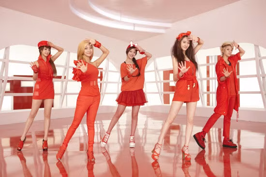 5 cô nàng f(x) đỏ chót với "Hot summer", tuy mỗi người một phong cách nhưng sự hài hòa của màu đỏ khiến cả 5 đều rất đẹp. 5 cô nàng f(x) đỏ chót với "Hot summer", tuy mỗi người một phong cách nhưng sự hài hòa của màu đỏ khiến cả 5 đều rất đẹp.