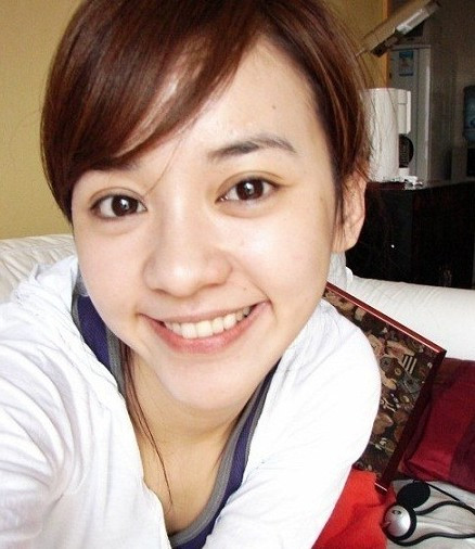Trần Ý Hàm vẫn nhỏ nhắn dễ thương dù không son phấn.