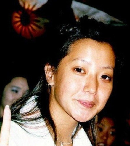 Người đẹp Kim Hee Sun lại khiến mọi người phát hoảng bởi khuôn mặt mộc kém sắc cực độ của mình.