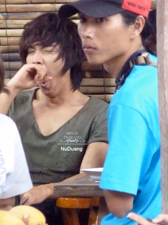 Còn đâu là Lee Min Ho đẹp trai phong độ với cái ngáp này nữa! Còn đâu là Lee Min Ho đẹp trai phong độ với cái ngáp này nữa!