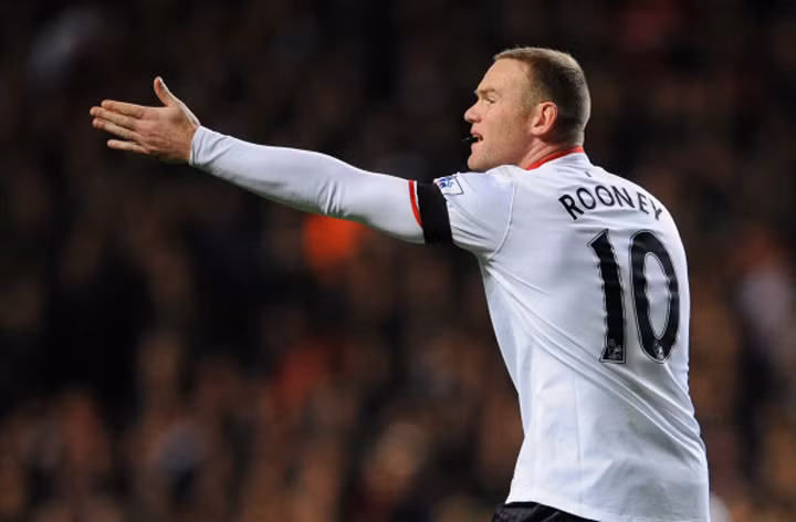 Wayne Rooney và Robin van Persie là hai siêu sao hưởng lương cao nhất, mỗi người bỏ túi 180.000 bảng/tuần. Trung bình mỗi ngày họ kiếm 26.000 bảng, mỗi giờ 1.100 bảng. Xem phần 2: Lương một tuần của ‘Scholes mới’ bằng lương 4 giờ của Rooney, Van Persie Wayne Rooney và Robin van Persie là hai siêu sao hưởng lương cao nhất, mỗi người bỏ túi 180.000 bảng/tuần. Trung bình mỗi ngày họ kiếm 26.000 bảng, mỗi giờ 1.100 bảng. Xem phần 2: Lương một tuần của ‘Scholes mới’ bằng lương 4 giờ của Rooney, Van Persie