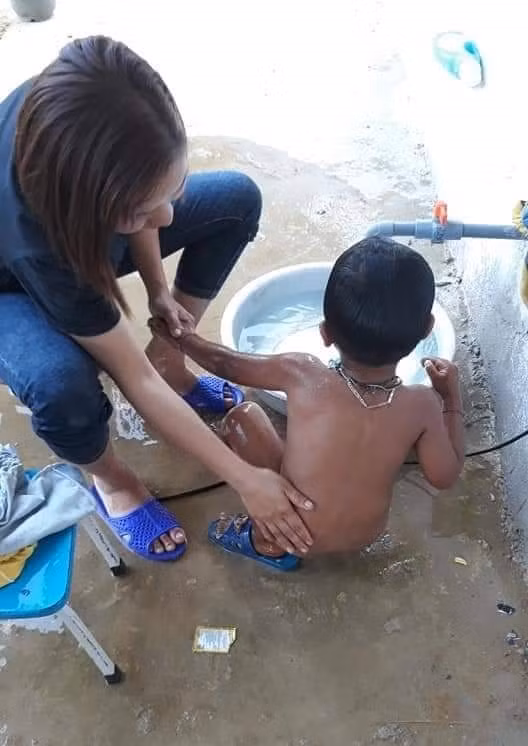 Hàng ngày cô Phương vẫn chăm sóc nhiều học sinh như chăm sóc con cái mình (ảnh do nhân vật cung cấp). Hàng ngày cô Phương vẫn chăm sóc nhiều học sinh như chăm sóc con cái mình (ảnh do nhân vật cung cấp).