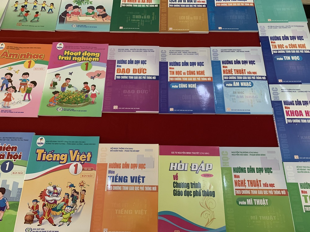 Việc chọn lựa sách giáo khoa để giảng dạy tại các trường phổ thông hiện nay được dư luận quan tâm (ảnh chỉ mang tính minh họa - NH). Việc chọn lựa sách giáo khoa để giảng dạy tại các trường phổ thông hiện nay được dư luận quan tâm (ảnh chỉ mang tính minh họa - NH).