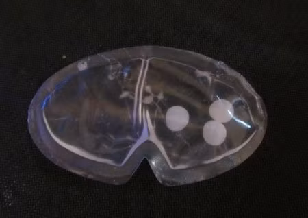 Không phải silicone, "chất lạ" trong áo ngực này là gì đang được dư luận và đặc biệt là chị em phụ nữ quan tâm. (Ảnh: vietnamnet) Không phải silicone, "chất lạ" trong áo ngực này là gì đang được dư luận và đặc biệt là chị em phụ nữ quan tâm. (Ảnh: vietnamnet)