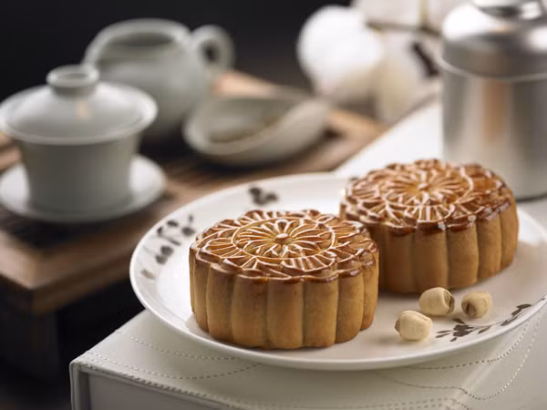 Tại khách sạn Sofitel Plaza (Thanh Niên, Hà Nội), hòa mình vào không khí rộn rã của đêm trăng rằm, tiệm bánh nhà hàng Ming cũng đem đến cho quý khách những hương vị bánh trung thu mới đầy sáng tạo.
