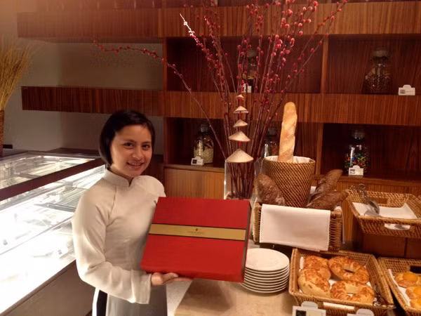 Nói về giá cả, đại diện khách sạn InterContinental chia sẻ: Năm nay, kinh tế suy thoái nên giá bánh cũng giảm để phù hợp với khả năng tiêu dùng của khách hàng. Giá một hộp bánh của InterContinental rơi vào khoảng 595.000 đồng - 725.000 đồng/1 hộp