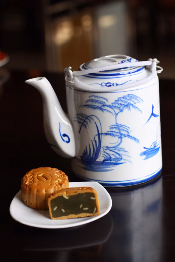 Bánh Trung thu tại InterContinental in nổi hình chữ I trên bề mặt bánh, tượng trưng cho sự đoàn viên, là thứ không thể thiếu để cúng trăng và thổ địa công vào mỗi mùa Trung thu.