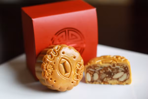 Hộp bánh được chuẩn bị công phu với mẫu mã đa dạng và được đặt hàng từ nhiều tháng trước