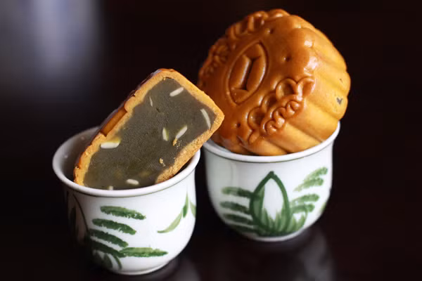 Hộp Trăng xưa gồm 4 bánh, mỗi bánh 90g: bánh trà xanh, bánh sen cà phê, bánh mè đen trứng muối và bánh đậu đỏ.