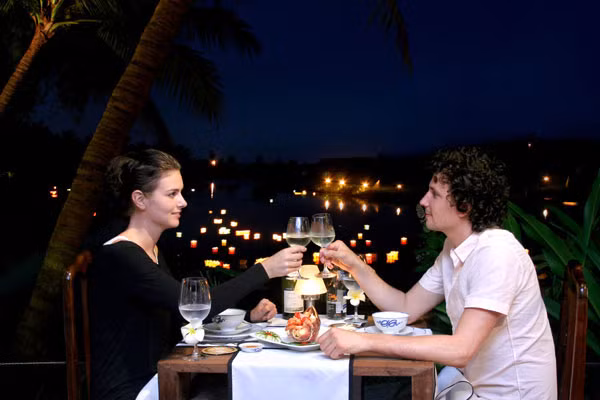 Đây còn là không gian lãng mạn cho những bữa tiệc tối và tiệc đám cưới dành cho 2 người. Đây còn là không gian lãng mạn cho những bữa tiệc tối và tiệc đám cưới dành cho 2 người.