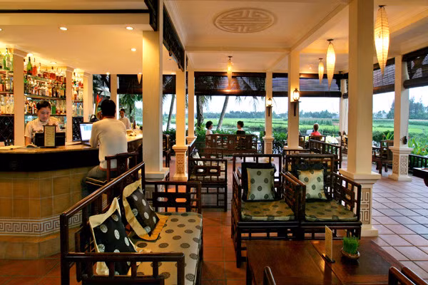 Quầy bar này mở cửa hàng ngày từ 10h sáng đến 11h tối, phục vụ đầy đủ các loại nước hoa quả, rượu và bia. Quầy bar này mở cửa hàng ngày từ 10h sáng đến 11h tối, phục vụ đầy đủ các loại nước hoa quả, rượu và bia.