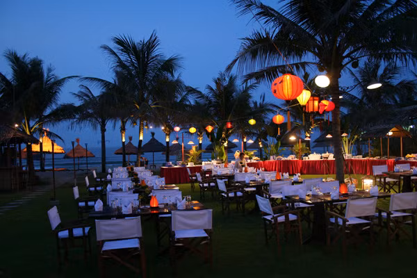 Nhà hàng thiết kế mở sẽ giúp du khách có những giây phút thưởng thức không gian biển trọn vẹn. Với lối kiến trúc đậm chất phương Đông, nhà hàng Vườn & Nướng của Hội An Riverside Resort & Spa có thể tiếp đón những đoàn khách từ 20 đến 400 người. Nhà hàng thiết kế mở sẽ giúp du khách có những giây phút thưởng thức không gian biển trọn vẹn. Với lối kiến trúc đậm chất phương Đông, nhà hàng Vườn & Nướng của Hội An Riverside Resort & Spa có thể tiếp đón những đoàn khách từ 20 đến 400 người.