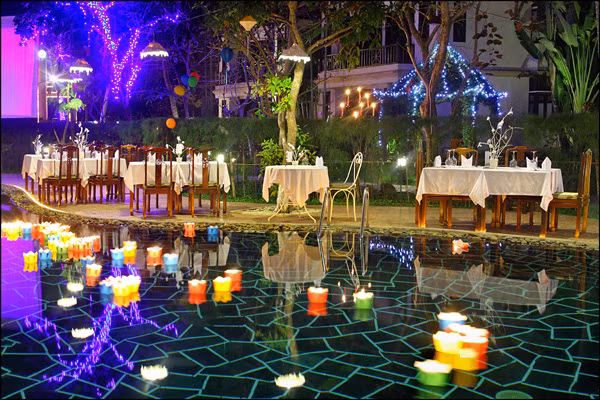 Một khu nhà hàng thiết kế lãng mạn bên bể bơi. Một khu nhà hàng thiết kế lãng mạn bên bể bơi.