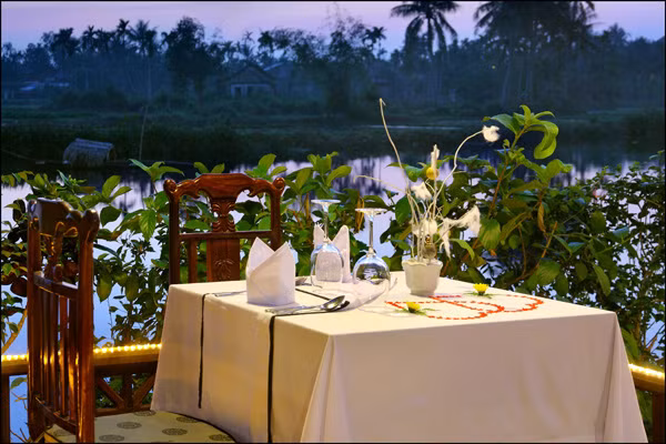 Ông chủ của resort đầu tiên tại Hội An này cho biết: Làm về thời trang hay nhà hàng, ông đều chú ý học hỏi, khai thác làm sao để đẩy được những tinh túy, tinh hoa của văn hóa lên cao nhất. Ông chủ của resort đầu tiên tại Hội An này cho biết: Làm về thời trang hay nhà hàng, ông đều chú ý học hỏi, khai thác làm sao để đẩy được những tinh túy, tinh hoa của văn hóa lên cao nhất.