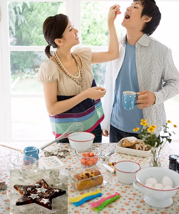 Ai đó sẽ cảm thấy thế nào nhỉ nếu như bạn dành cho họ một sự bất ngờ bằng một bữa sáng thú vị, với đĩa trứng rán hình trái tim ngộ nghĩnh và những ngôi sao may mắn? Chắc chắn là họ sẽ bị chinh phục bởi sự khéo tay và sáng tạo của bạn. Sản phẩm của Shop Đẹp&Độc (Số 06, ngõ 10 Ngọc Khánh, Ba Đình,HN, ĐT: 0902 519 566) với giá khuyến mại 60.000 đồng/chiếc.
