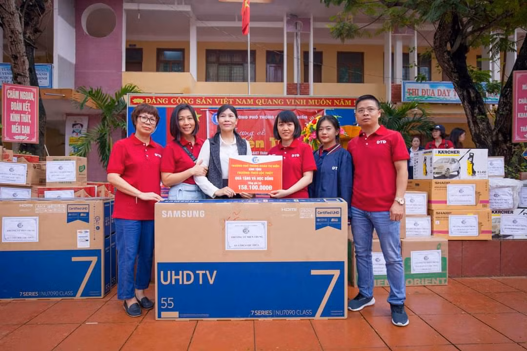 Đại diện Ban giám hiệu Trường Trung học phổ thông Đoàn Thị Điểm và Ban phụ huynh của nhà trường trao quà cho trường mầm non, Trường THCS và THPH xã Lộc Thủy, tỉnh Quảng Bình. Ảnh: Hữu Thành.