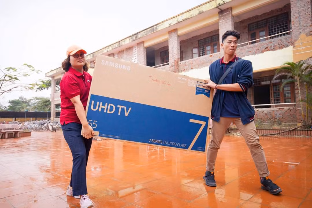 Học sinh và phụ huynh Trường Trung học phổ thông Đoàn Thị Điểm tham gia tặng quà tại Trường THPH xã Lộc Thủy, tỉnh Quảng Bình. Ảnh: Hữu Thành.