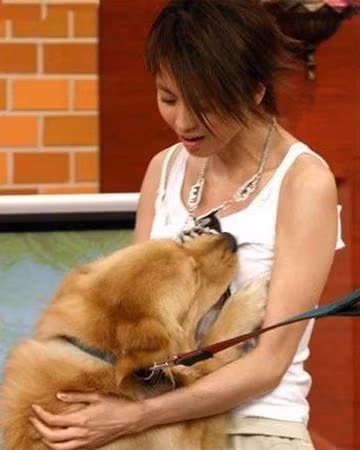 Cúi thấp xuống, hun cái coi.