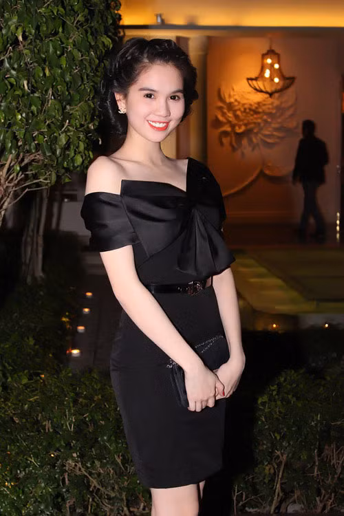Ngọc Trinh sang trọng và tươi xinh