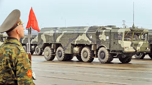 Các hệ thống phóng tên lửa Iskander của Nga trong một cuộc diễu binh ở Matxcơva - Ảnh: Reuters