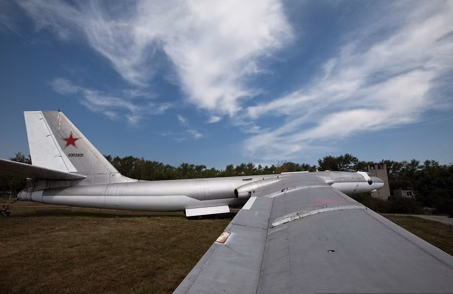 Tu-16 (định danh NATO: Badger) – máy bay phản lực hai động cơ đa năng của Liên Xô. Tu-16 (định danh NATO: Badger) – máy bay phản lực hai động cơ đa năng của Liên Xô.
