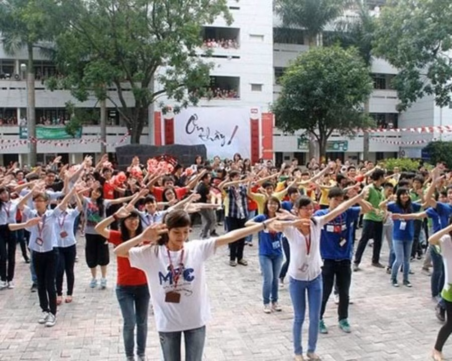Sôi động trong từng điệu nhảy. >>Chân dung Bộ trưởng Giáo dục và Đào tạo qua các thời kỳ >> Những tấm thiệp đầy ý nghĩa mừng ngày nhà giáo Việt Nam Những hình ảnh xúc động về "lớp học tật nguyền" của bà lão 80 tuổi Những hình ảnh xúc động... "Mẹ hiền của chúng con" Chùm ảnh: "Phiêu" cùng xe tự chế độc nhất vô nhị của học trò vùng cao Những bức ảnh đen trắng quý hiếm về học sinh thời chiến >>Phát sốt vì 4 nữ giáo viên xinh đẹp