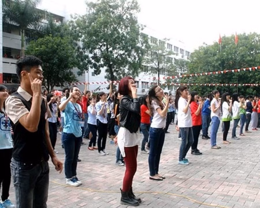 Dù đã gần 12h trưa nhưng sau khi kết thúc tiết học cuối cùng, khoảng 300 sinh viên ĐH Ngoại thương vẫn nán lại sân trường để cùng nhau thể hiện tiết mục nhảy flashmob mừng Ngày nhà giáo Việt Nam 20/11. >>Chân dung Bộ trưởng Giáo dục và Đào tạo qua các thời kỳ >> Những tấm thiệp đầy ý nghĩa mừng ngày nhà giáo Việt Nam Những hình ảnh xúc động về "lớp học tật nguyền" của bà lão 80 tuổi Những hình ảnh xúc động... "Mẹ hiền của chúng con" Chùm ảnh: "Phiêu" cùng xe tự chế độc nhất vô nhị của học trò vùng cao Những bức ảnh đen trắng quý hiếm về học sinh thời chiến >>Phát sốt vì 4 nữ giáo viên xinh đẹp